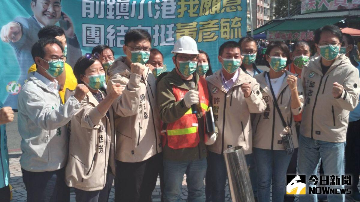 ▲立委邱志偉、邱議瑩、李昆澤、許智傑、劉世芳、賴瑞隆等六位立委今天上午齊聚前鎮區崗山仔市場為黃彥毓舉辦造勢活動。（圖／記者郭凱杰,2022.03.12）
