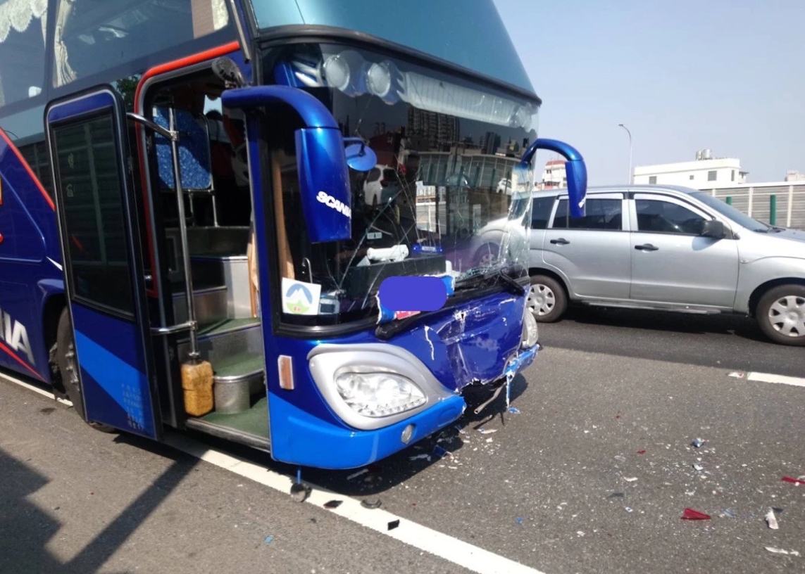 ▲防疫專車疑未保持安全距離追撞前車。（圖／翻攝畫面）