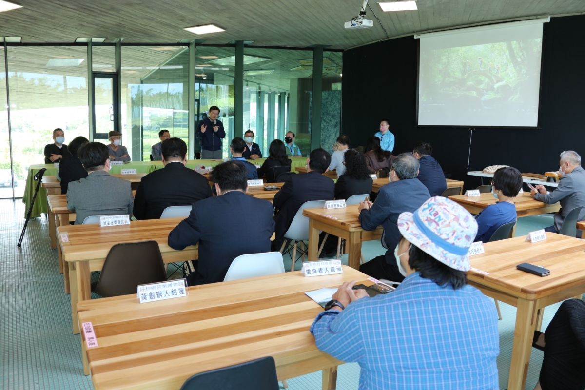 ▲交通部長王國材至壯圍沙丘生態園區，與20多位大東北角觀光圈觀光業者座談。（圖／交通部提供）