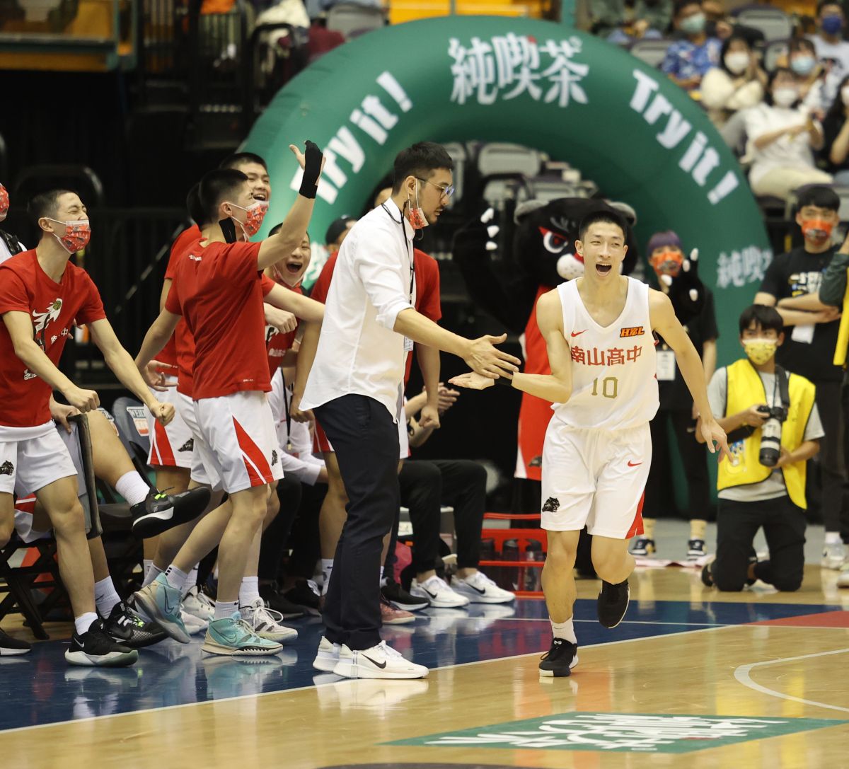 ▲南山拚第8冠，教頭許時清盼和中信兄弟齊分手「安心亞」。（圖／高中體總提供）