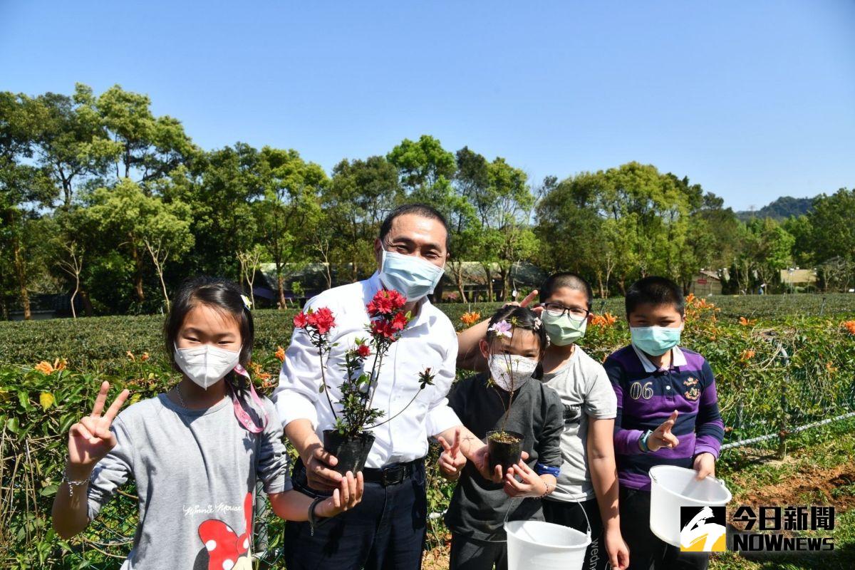 ▲新北市長侯友宜今日與四健會的學員共同植樹。（圖／記者陳志仁攝，2022.03.12）