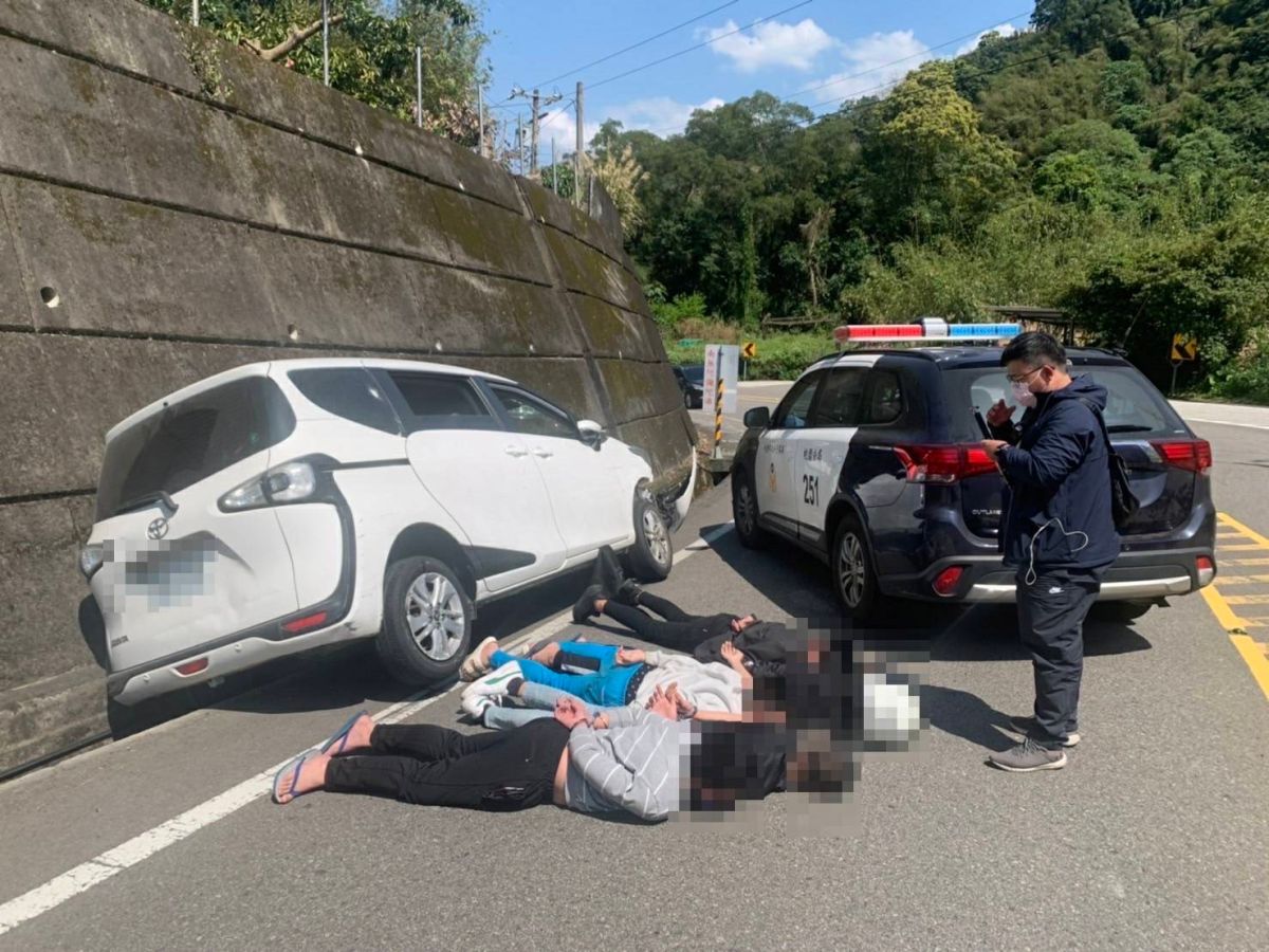 ▲偷開爸爸的車載著友人出遊，被警方追逐卻自撞山壁呼救遭逮。（圖／桃園分局提供）