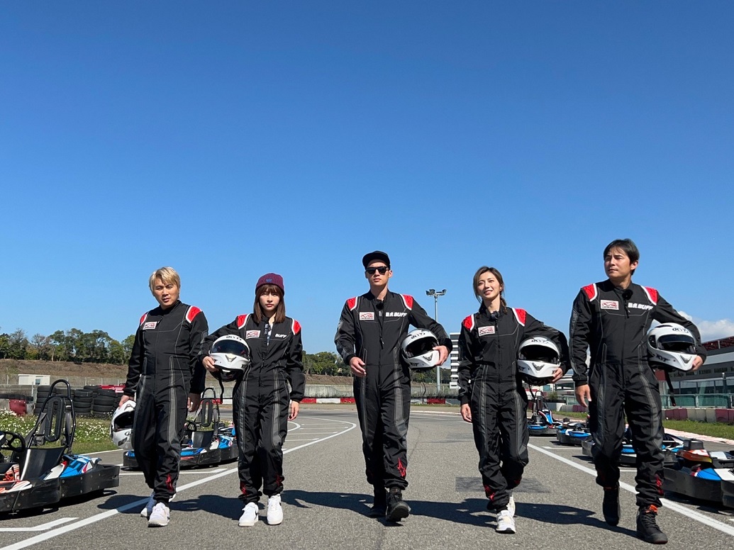 ▲王仁甫（左起）、峮峮、許孟哲、「豆花妹」蔡黃汝、孫協志到賽車場出外景。（圖／中視提供）