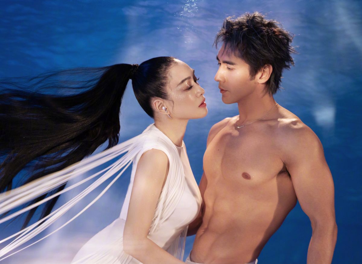 ▲鍾麗緹（左）和張倫碩的姊弟戀婚姻，因女尊男卑老公被封「軟飯王」。翻攝鍾麗緹微博