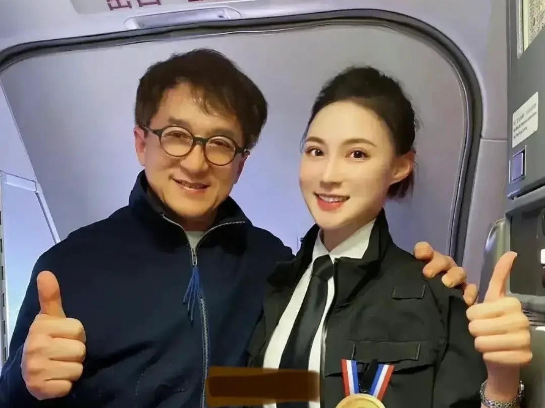 ▲成龍（左）和空姐摟肩合照。（圖／翻攝微博）