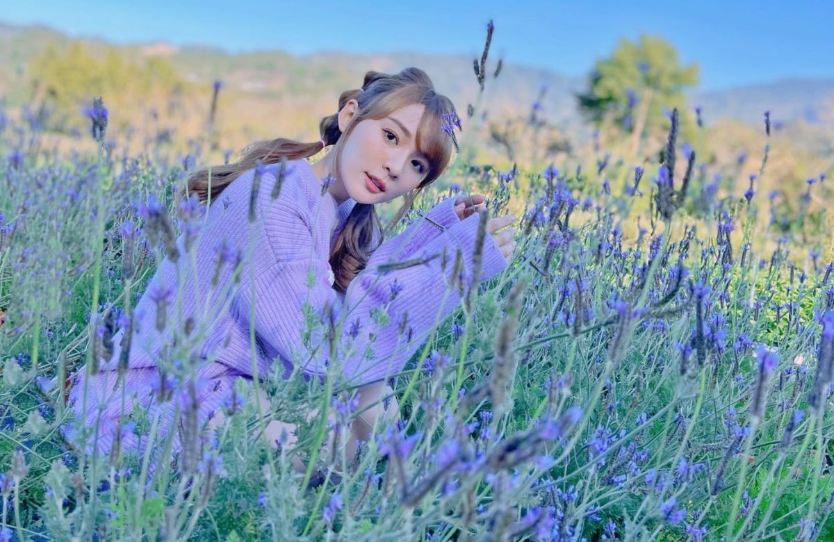 ▲林莎偷吃甜點，洋裝側漏洩真實身材。（圖／林莎IG）