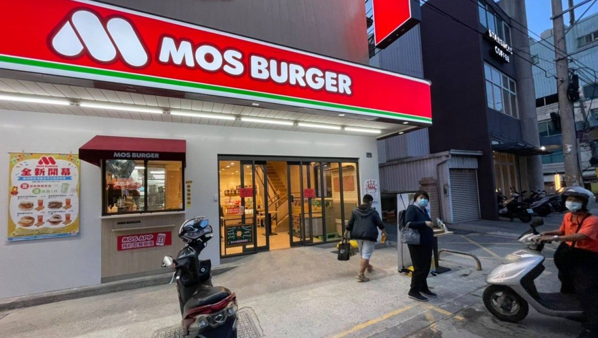 ▲摩斯漢堡針對端午節推出「冰紅茶買10送10」，活動開跑引發搶購，限量999組預計今日售罄。（圖／取自MOS粉專）