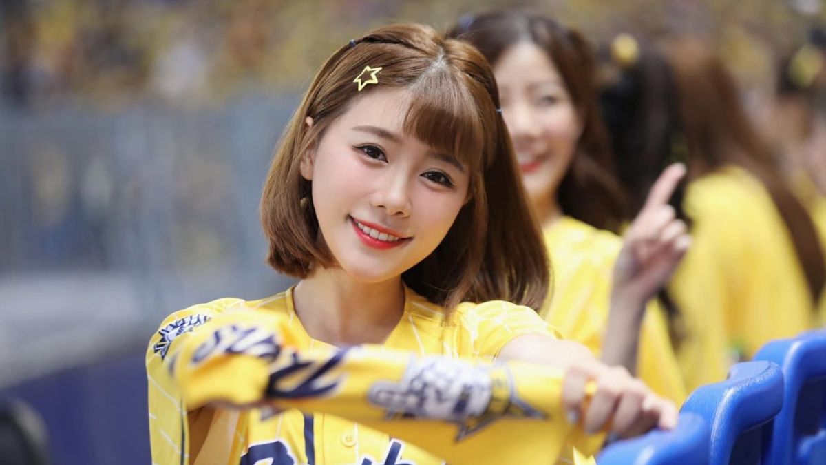 ▲中信兄弟啦啦隊女孩「波波」，跑到公園半解放，讓球迷們大飽眼福。（圖／翻攝Bobo 陳波波臉書）