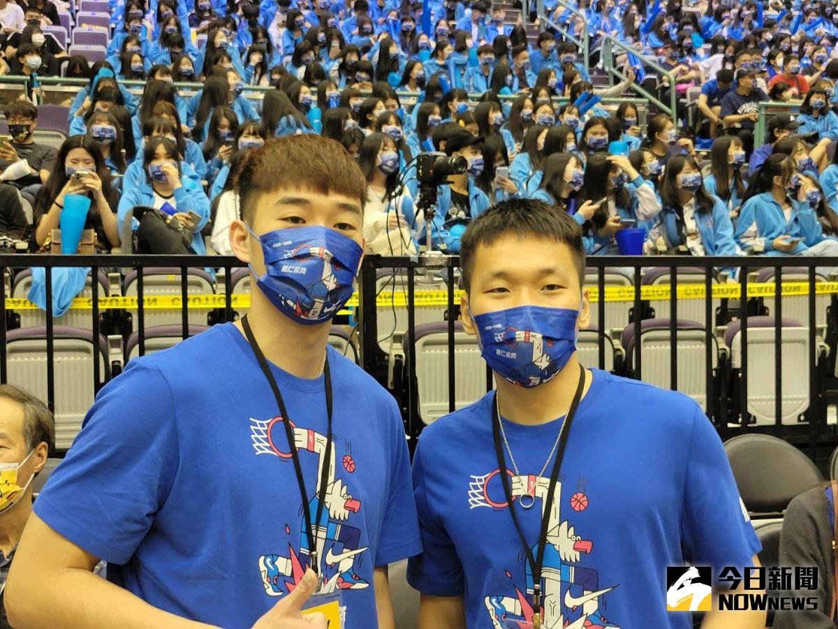 ▲東京奧運男雙金牌「麟洋配」王齊麟／李洋今(13)日現身台北小巨蛋，一同為爭季軍的王齊麟母校能仁家商加油。（圖／黃建霖攝 ,2022.03.13）