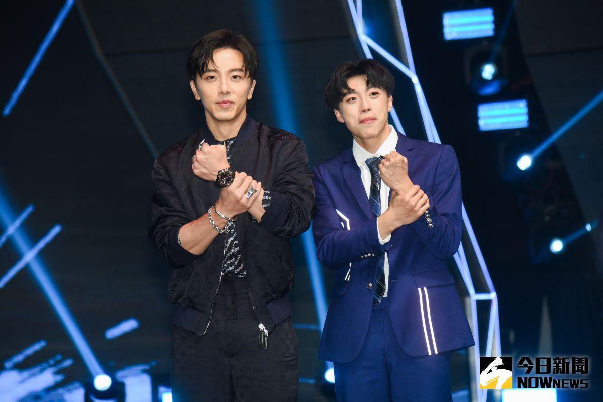 ▲坤達（左）出席《原子少年 AtomBoyz》首錄記者會，跟「小坤達」黃文廷合影。（圖／記者陳明安攝，2022.03.13）