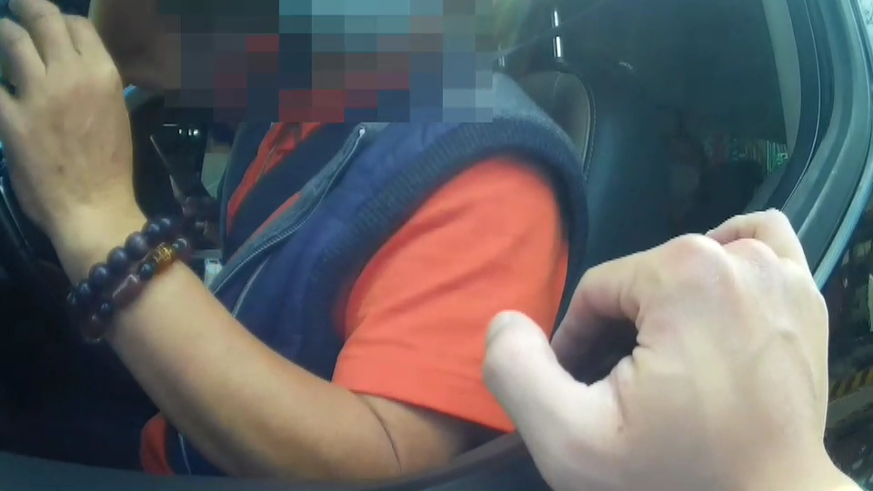 ▲因違法吸金遭到通緝的游姓男子，卻因為違規迴轉遭攔查被當場逮捕。（圖／楊梅分局提供）