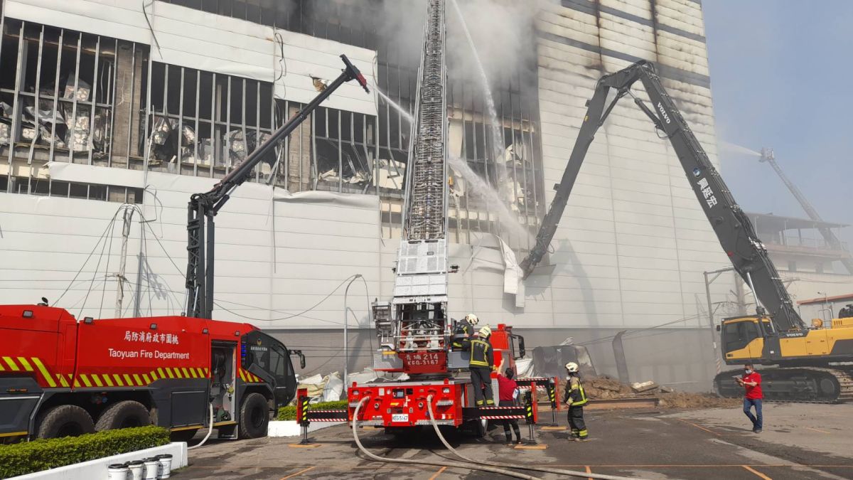 ▲美福倉儲內部持續悶燒已經超過60小時，桃園市消防局協調從高雄調來高達32公尺外號「大鋼牙」的高空作業車加入搶救。（圖／桃園市消防局提供）