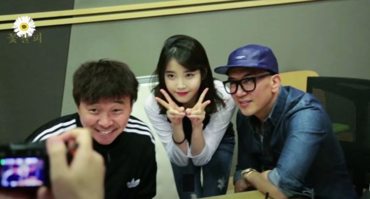 ▲IU親揭「酷龍」私下面。（圖／YouTube）