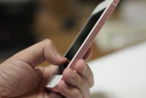 iPhone示意圖。(示意圖/翻攝photoAC) ▲原PO表示妹妹的手機因為不是iphone,竟然就被同學排擠,讓他很傻眼。(示意圖/翻攝photoAC)