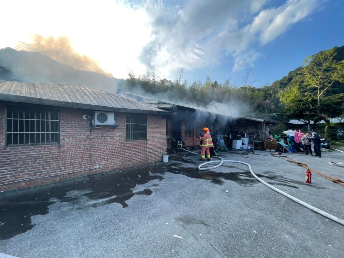 ▲警消獲報後迅速將該男子送醫治療。（圖／翻攝畫面）