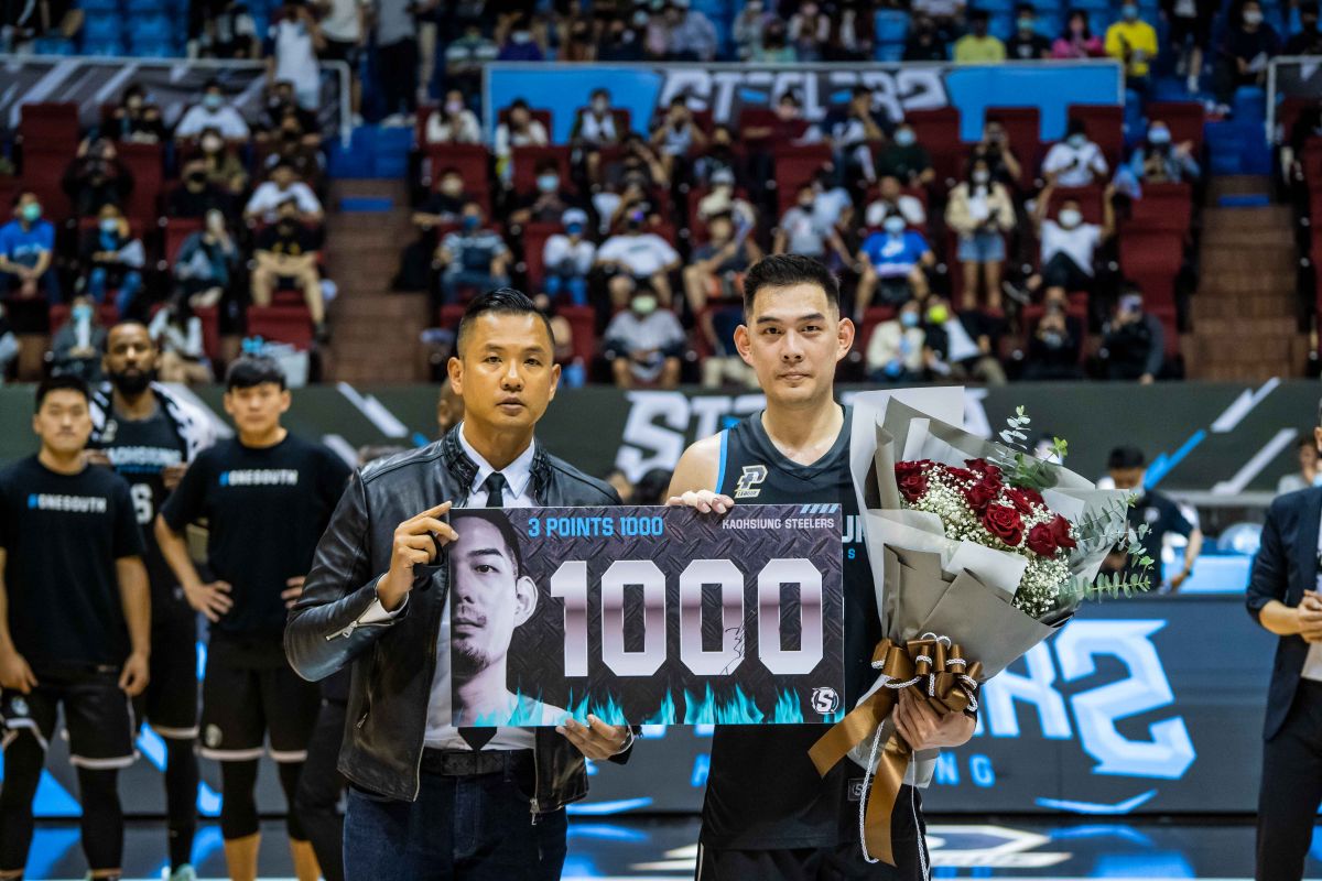 ▲鋼鐵隊長呂政儒生涯第1000顆三分球，主場嗨爆掌聲尖叫環繞魔鬼主場，賽後聯盟執行長陳建州頒獎合照。（圖／高雄鋼鐵人提供）