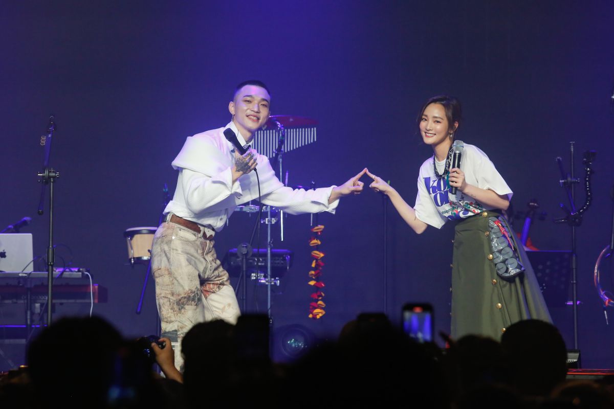 ▲王淨（右）擔任傻子與白痴高雄場演唱會嘉賓。（圖／相信音樂提供）