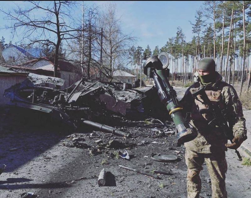 ▲烏克蘭軍隊用英國提供的NLAW反裝甲飛彈擊毀俄軍戰車。（圖／烏克蘭國防部臉書）