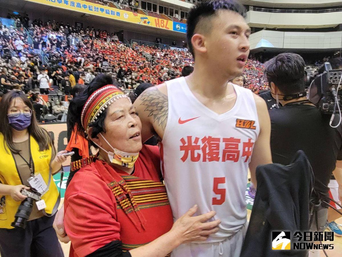 ▲陳將双和阿嬤在奪冠後擁抱。（圖／黃建霖攝影）