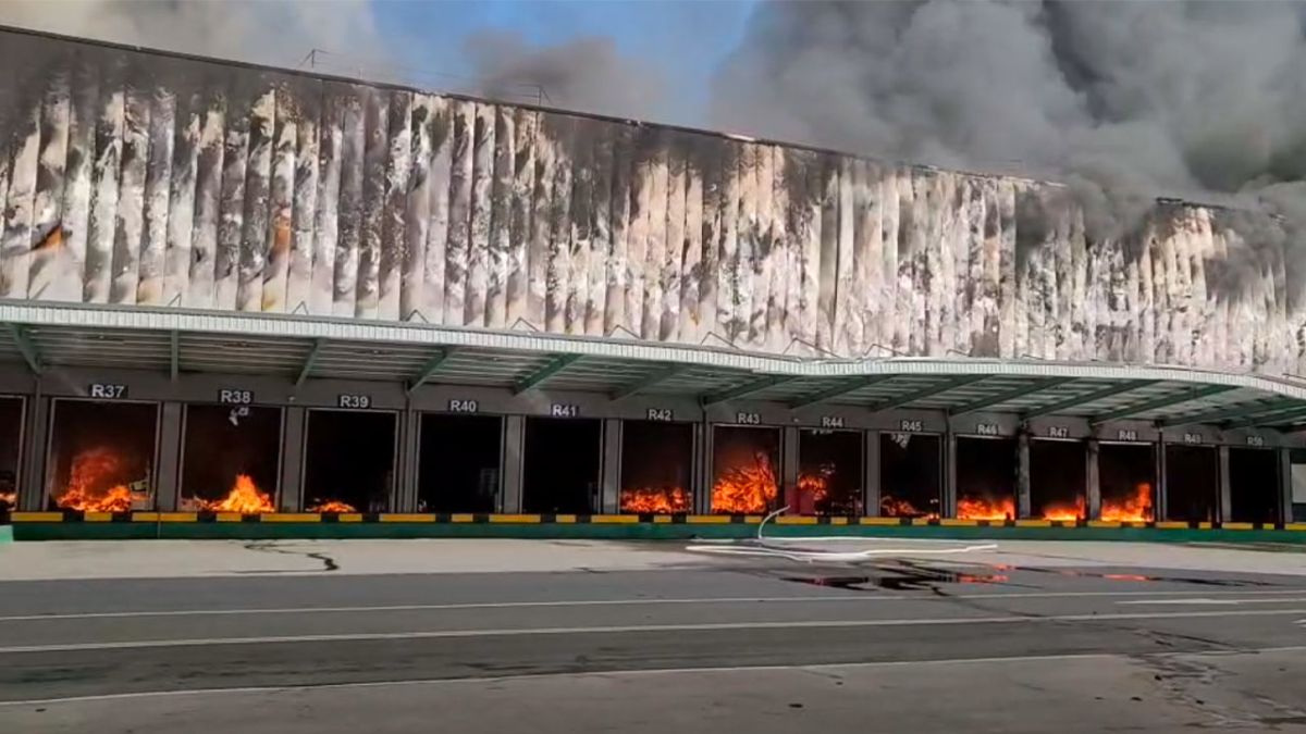 ▲家樂福楊梅物流中心今日清晨發生大火，目前警消正在全力灌救中。家樂福表示，現場人員及時撤出沒有傷亡，今天各門市正常營運。（圖／桃園市政府警察局楊梅分局提供）