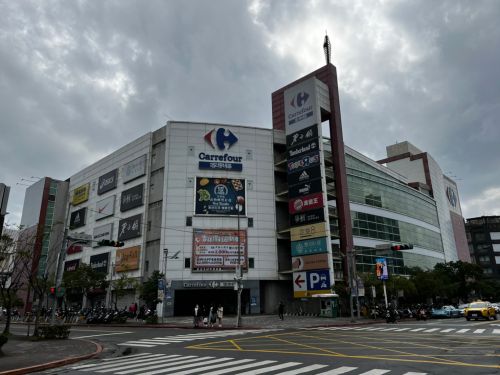 ▲家樂福楊梅物流中心發生大火，但官方強調今天各門市依舊正常營運。（圖／張勵德攝）