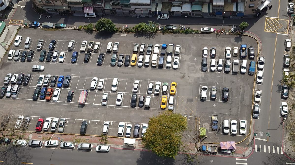 ▲白車意外成為台灣主流？網友表示，優勢實在太多。（圖／爆廢公社）