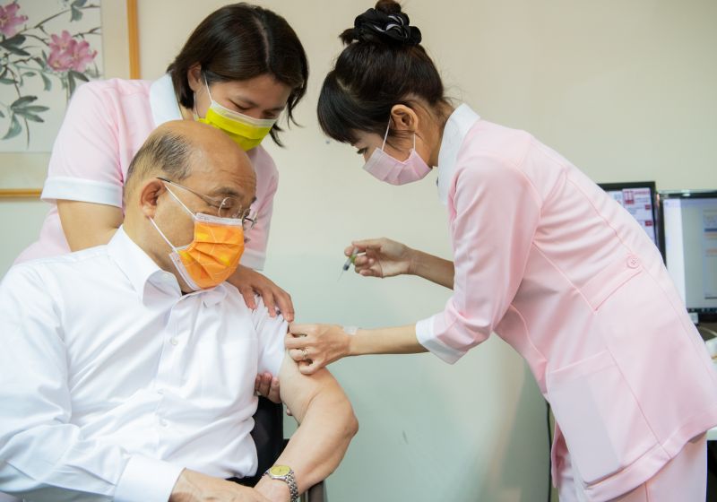 ▲行政院長蘇貞昌接種第三劑疫苗。（圖／行政院提供）
