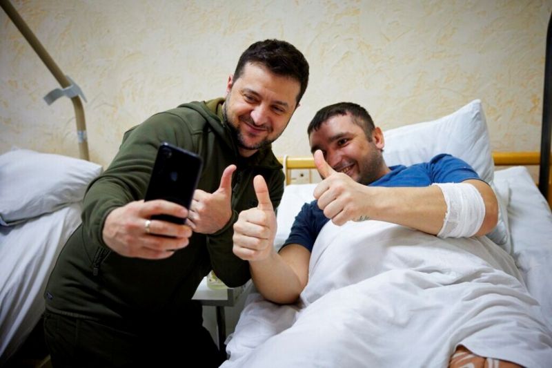 ▲烏克蘭總統澤倫斯基13日前往醫院探視傷兵，並與傷兵合影。（圖／美聯社／達志影像）