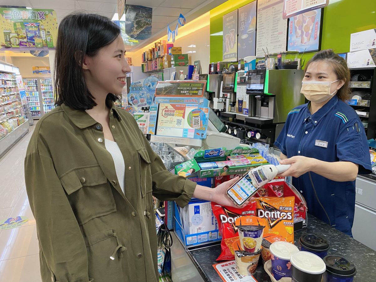 ▲全家點數3/31到期，即日起全家加碼推出多樣商品，半價即可兌換，包括咖啡、冷凍杯裝商品等。（圖／全家提供)