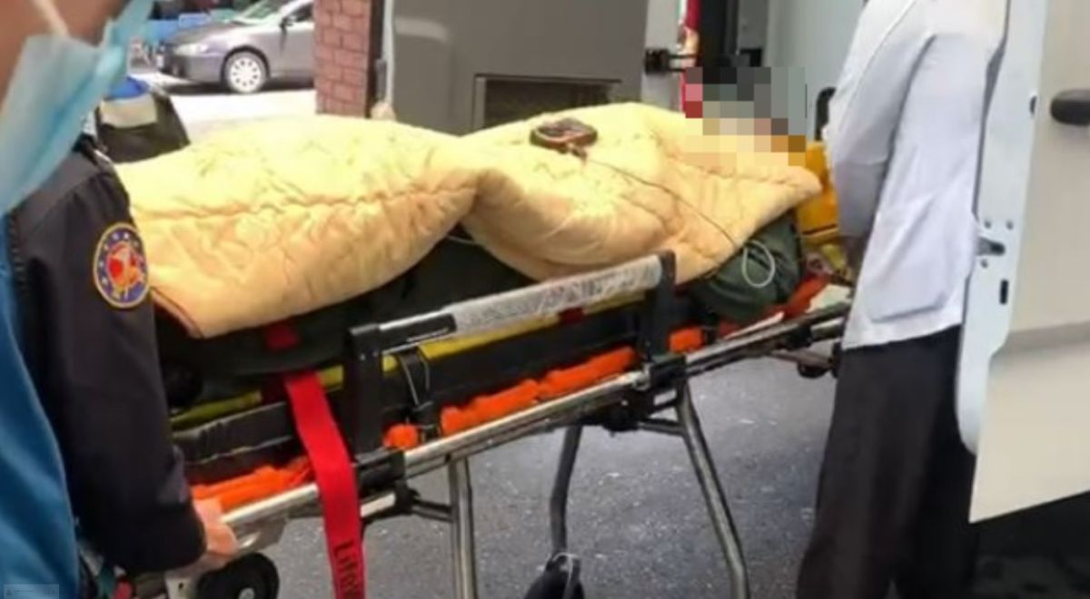 ▲幻象戰機墜海！中校飛官黃重凱送醫畫面曝光。（圖／翻攝畫面）