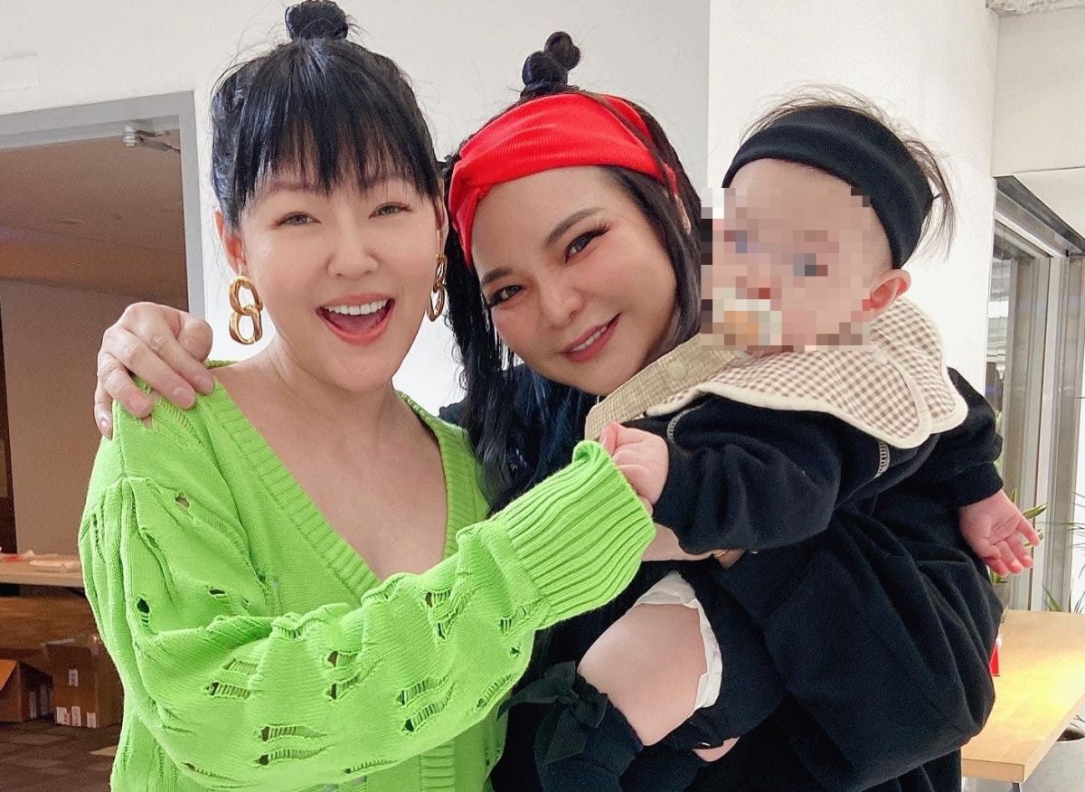 ▲小甜甜（中）帶女兒跟小S（左）相見歡，卻被酸把「米苔目」當搖錢樹。（圖／翻攝小甜甜FB）