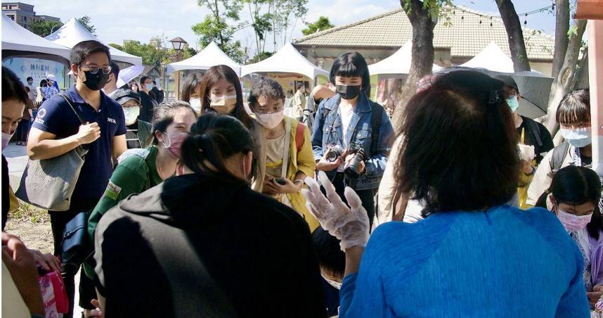 ▲內政部移民署南區事務大隊屏東縣服務站於13日下午在屏東市勝利星村的新住民創意市集中，舉辦「甜蜜告白之馬卡龍傳情」活動。（圖／移民署提供）