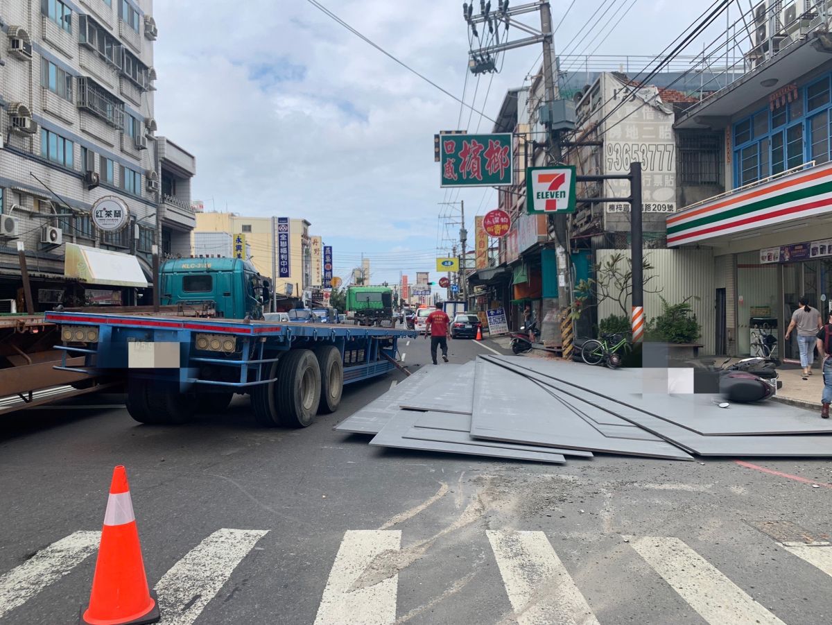 ▲曳引車裝載鋼板轉彎時，車上鋼板掉落撞擊路旁電桿，並砸毀路邊的多輛機車。（圖／翻攝畫面）