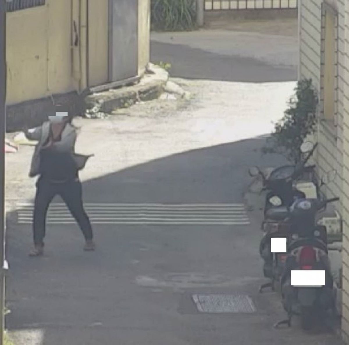 ▲前來購毒的藥腳在巷子接住毒販從高處扔下的鑰匙，再自行上樓交易毒品（圖/記者鄧力軍翻攝）