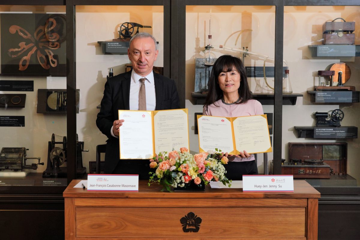 ▲「成大-法協共同獎學金協議書」簽約儀式 11 日上午於成大博物館舉行。右為成功大學校長蘇慧貞，左為法協主任公孫孟成。（圖／成大提供）