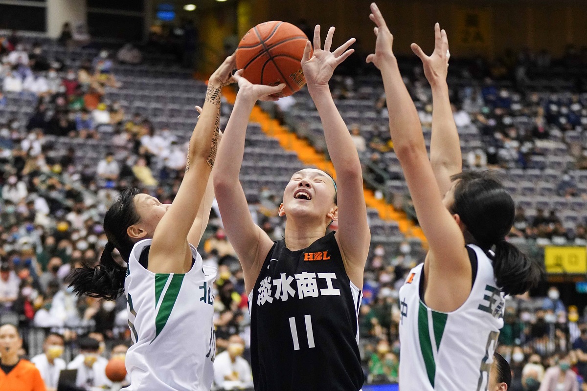 ▲淡商趙云楓在多人包夾下強行出手。（圖／高中體總提供）