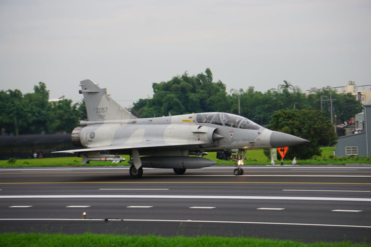 ▲編號2057幻象2000戰機因鳥擊受損，飛機送回法國歷經3年修復，於2005年返台重新服役，2019年5月參加彰化戰備道起降操演。(圖／記者呂炯昌攝)