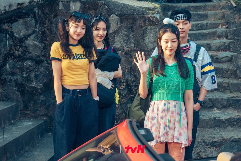 ▲劇中，金泰梨（左起）、金知妍、李珠明、崔顯旭獨自校外教學。（圖／tvN）