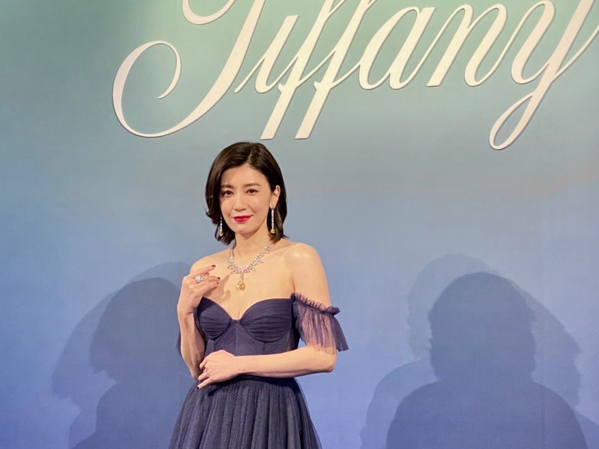 ▲金鐘金馬雙料影后賈靜雯揭幕《Tiffany 2022 自然綺想高級珠寶展》，佩戴向紐約旗艦店「石上鳥」鎮店之寶致敬的2.5億台幣黃鑽珠寶作品現身，自帶幸福光芒，透露「身為家人，從第一時間到現在都在身邊陪伴與了解」，心情雖不捨，但堅定眼神透露對芯儀的佩服「她是很棒很勇敢的女生，當你看到勇於她面對的眼神，都被她感動」。（圖／記者蕭涵云攝）