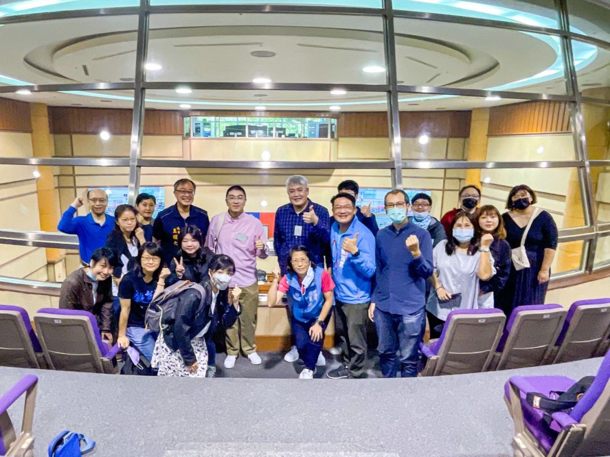 ▲基隆市11位跨黨派的議員，今（14）日共同提案推動修法；前立委謝國樑也前往基隆市議會的旁聽席，表達力挺。（圖／謝國樑提供）