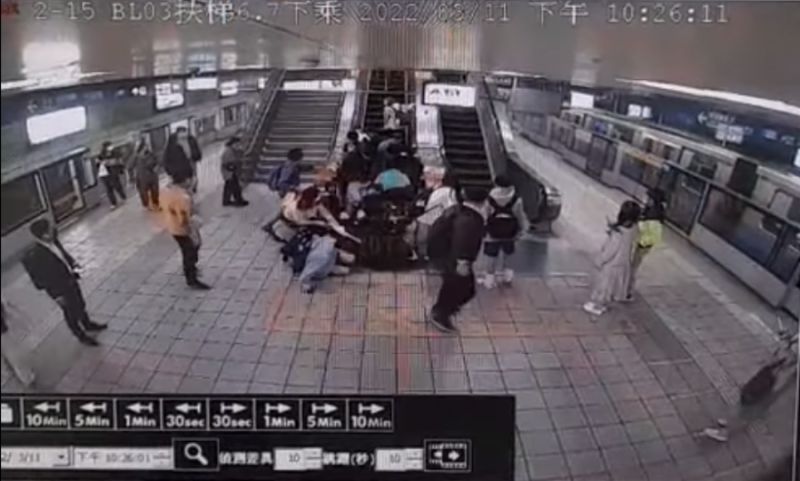 北捷「失速手扶梯」驚悚畫面曝！30乘客倒退嚕慘摔成一團
