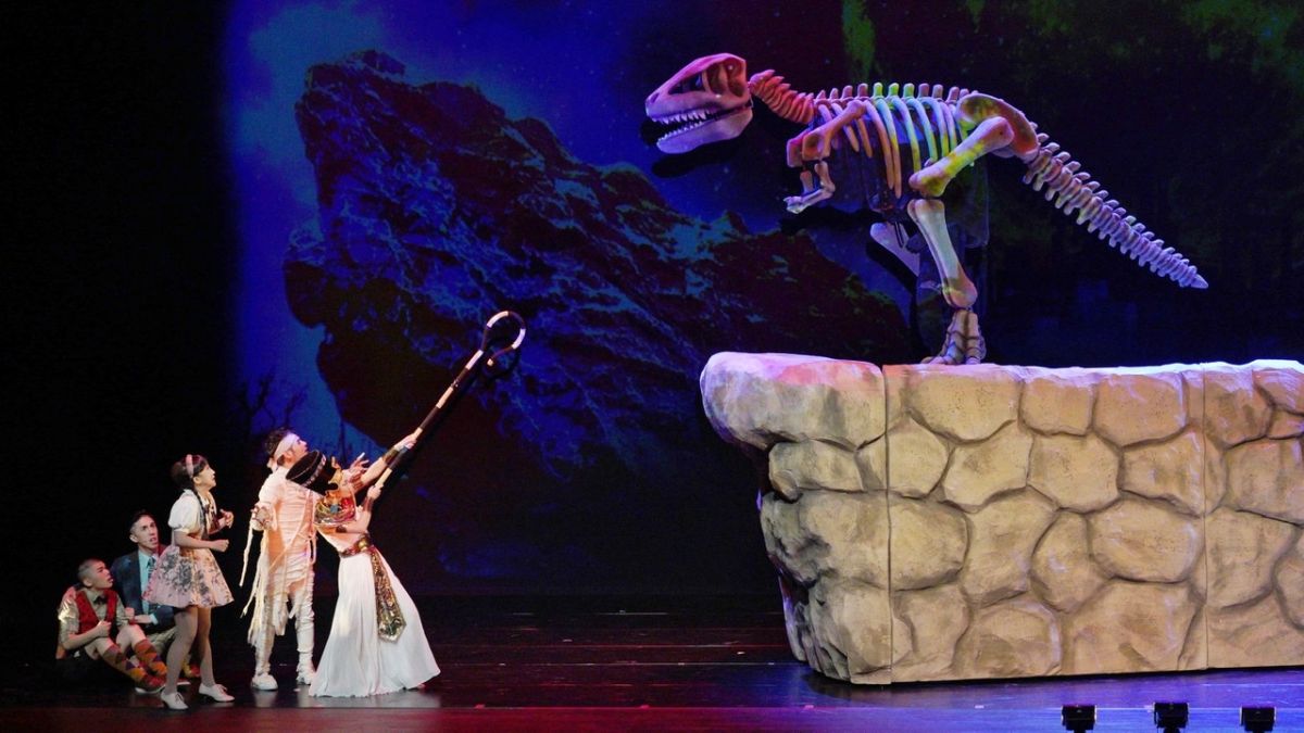▲ 巨型的恐龍化石偶將在舞台上「復活」。（圖／AM創意提供）