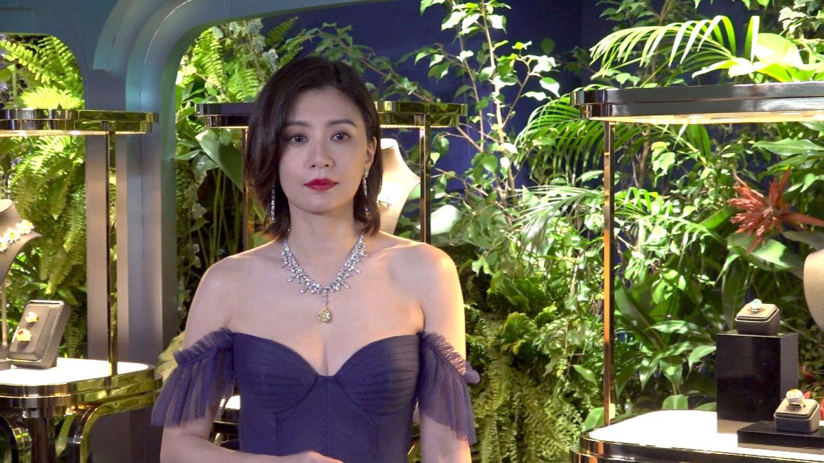 ▲賈靜雯佩戴價值高達2.5億台幣的黃鑽作品亮相，為去年曾助攻她奪下金馬影后的珠寶品牌，揭幕《Tiffany 2022 自然綺想高級珠寶展》。透露雙魚座小女兒波妞會大喊「我宇宙無敵爆愛你」，浪漫程度簡直勝過老公修杰楷。（圖／記者王嘉鴻攝）