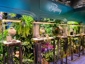 ▲《Tiffany 2022 自然綺想高級珠寶展》以沉浸式體驗空間呈現出大自然律動之美。（圖／記者蕭涵云攝）