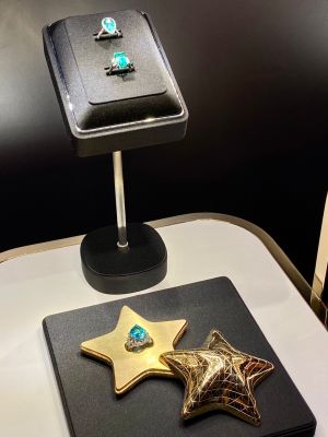▲Tiffany高級珠寶系列，下方為18K金星形珠寶盒戒指，鑲嵌逾11克拉不對稱切割銅鋰碧璽與鑽石。（圖／記者蕭涵云攝）