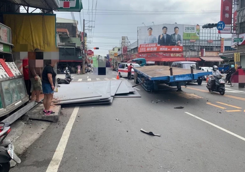 ▲高雄市燕巢區一輛曳引車裝載鋼板沿中西路行駛至中民路口左轉時，車上鋼板掉落撞擊路旁電桿，並砸毀路邊的多輛機車。（圖／翻攝畫面）