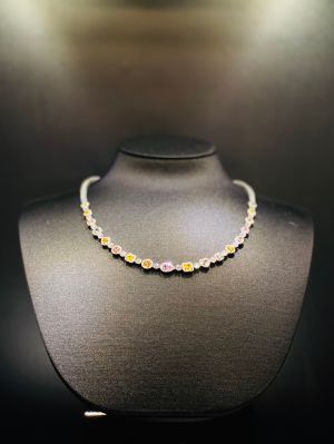 ▲《Tiffany 2022 自然綺想高級珠寶展》齊聚少見的濃彩及豔彩等級的彩鑽。（圖／記者蕭涵云攝）