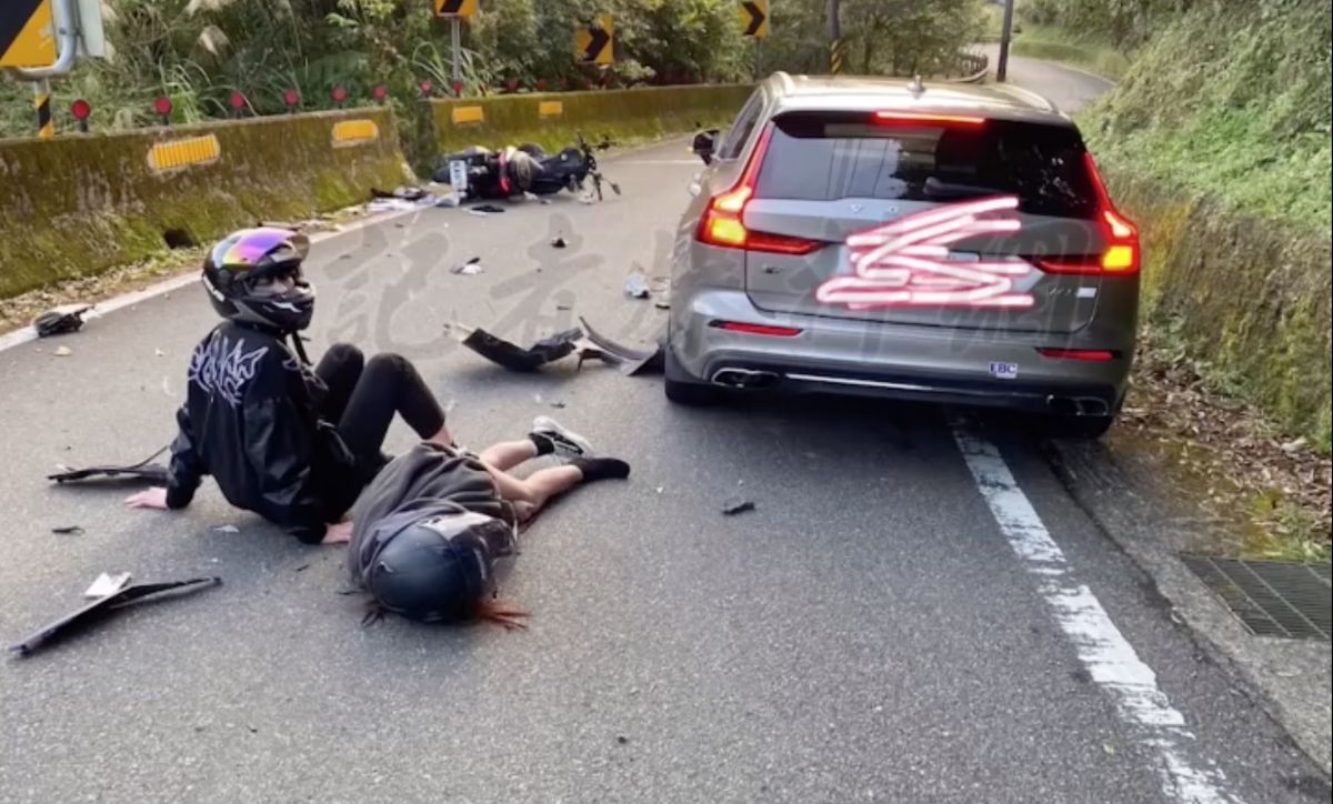 ▲新北市坪林區山路12號清晨，一輛Volvo轎車在106乙線17.5公里處，與一輛重機迎面對撞，重機後座女乘客顱內出血送醫急救。（圖／翻攝自記者爆料網）