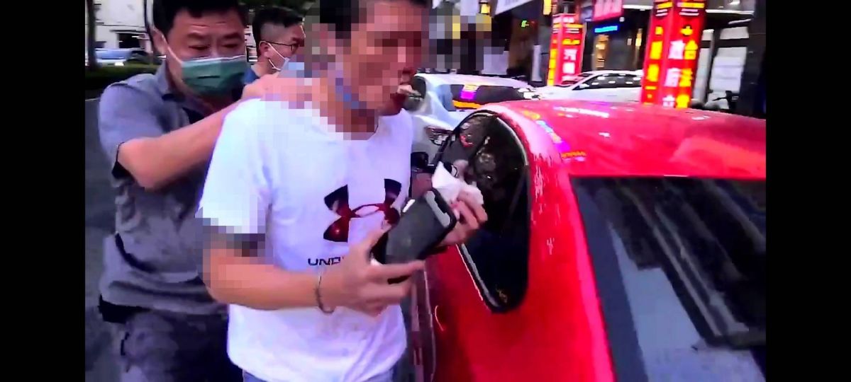 ▲邱男遭逮時還大啖手上雞排，直到警方出示搜索票，才驚覺事情大條了。(圖／記者郭凱杰翻攝）