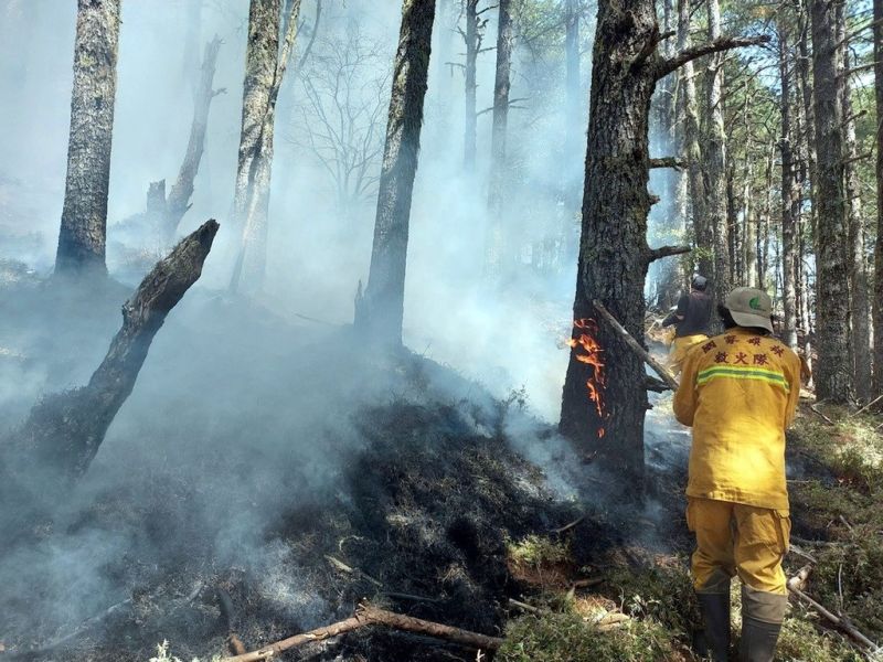 ▲NCC前專門委員喬建中在玉山國家公園拾枯枝生火，卻不慎釀成森林大火。圖為森林護管員前往滅火。（圖／嘉義林管處提供）